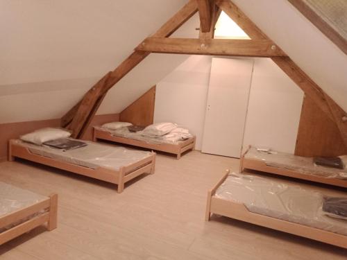 Cette chambre mansardée comprend 3 lits. dans l'établissement Le Baugyte - Gite de GROUPE - 14 lits simples, à Marcigny