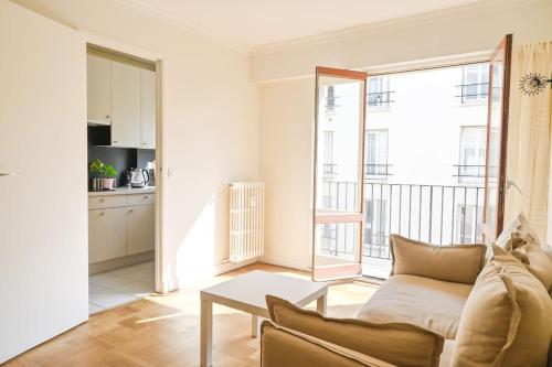 un salon avec un canapé et une table dans l'établissement Appartement à Paris, à Paris