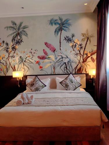 een slaapkamer met een groot bed met bloemenbehang bij The Palm Suite@Chusan in George Town