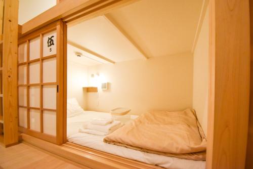 Postel nebo postele na pokoji v ubytování Comfy Stay Sarusawaike