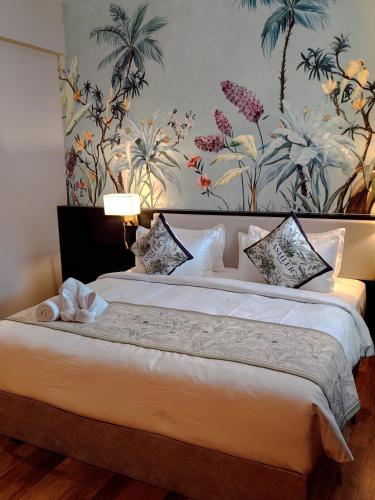 Una cama o camas en una habitación de The Palm Suite Tanjung Tokong