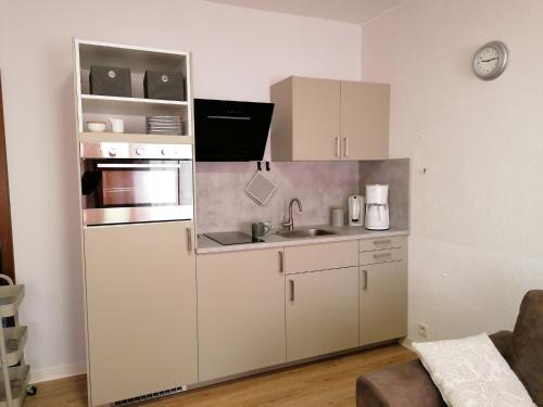 una piccola cucina con lavandino e frigorifero di FW Einfeldt a Hinrichsdorf