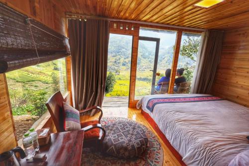 een slaapkamer met een bed in een kamer met een raam bij Eco Farmer House Sapa in Lao Cai
