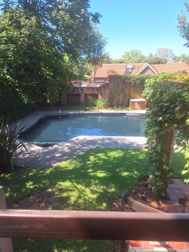 a swimming pool in the middle of a yard at Die Eend in Centurion