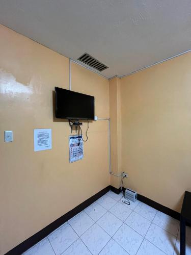 a room with a flat screen tv on a wall at Malaran Guest House in Larena