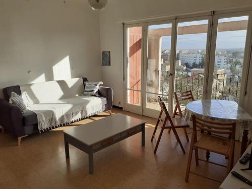 uma sala de estar com um sofá e uma mesa em The Seaview em Argel