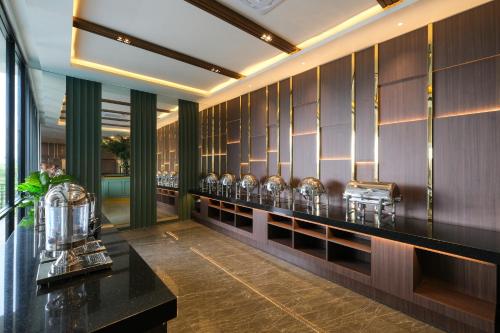 ValStar Hotel Canggu في تشانغو: غرفة تذوق مع كؤوس النبيذ على الحائط