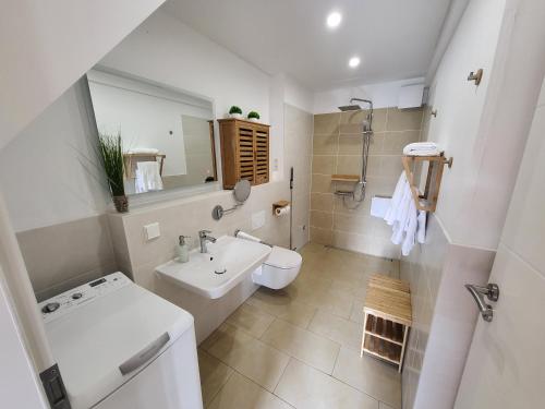 a white bathroom with a sink and a toilet at Gutshof Kehnert - Pension & Ferienwohnungen in Kehnert