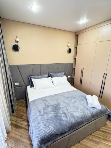 una camera da letto con un letto grande con due cuscini di Элитный апартамент в центре города Мега центр a Almaty