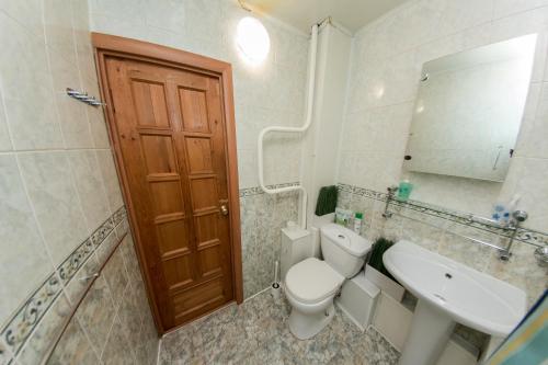 エカテリンブルクにあるApartment on 8 Marta 80のバスルーム(トイレ、洗面台、鏡付)
