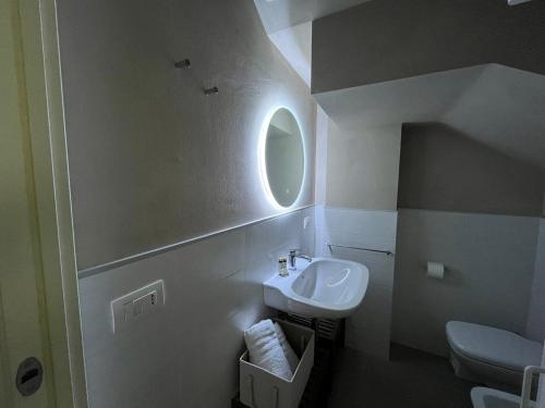 Baño pequeño con lavabo y espejo en 'Na Pace dei Santi B&B, en Porto SantʼElpidio