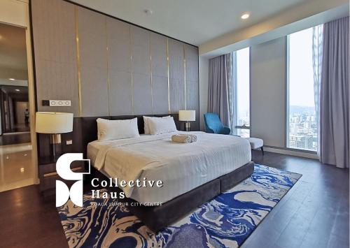 una camera d'albergo con un letto e una grande finestra di Tropicana Residences Kuala Lumpur by Collective Haus a Kuala Lumpur
