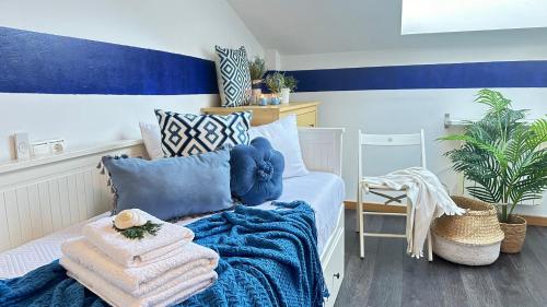 ein Schlafzimmer mit einem Bett mit Handtüchern darauf in der Unterkunft Living Puebla in Pobra do Caramiñal