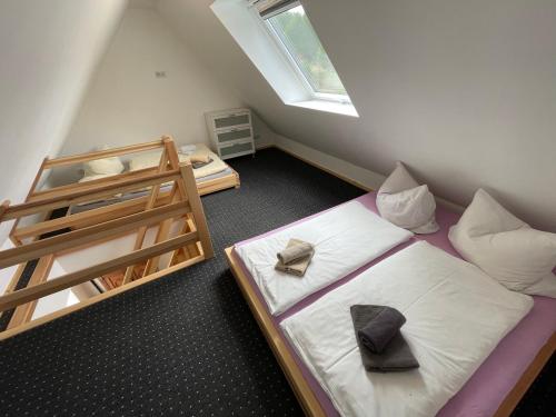 1 dormitorio con 2 literas y ventana en Appartmenthaus, en Wethau
