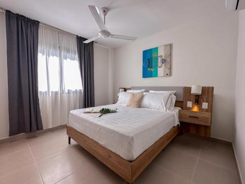 um quarto com uma cama e uma grande janela em Cozy and beautiful apartment at the beach em Punta Cana