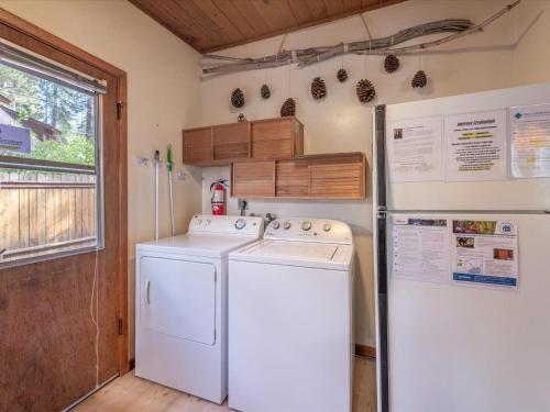 uma cozinha com um frigorífico e uma máquina de lavar e secar roupa em The Raccoon Shanty em Kings Beach
