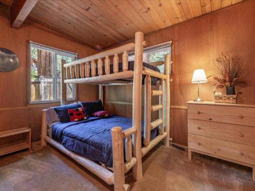 - une chambre avec des lits superposés dans une cabine dans l'établissement The Raccoon Shanty, à Kings Beach