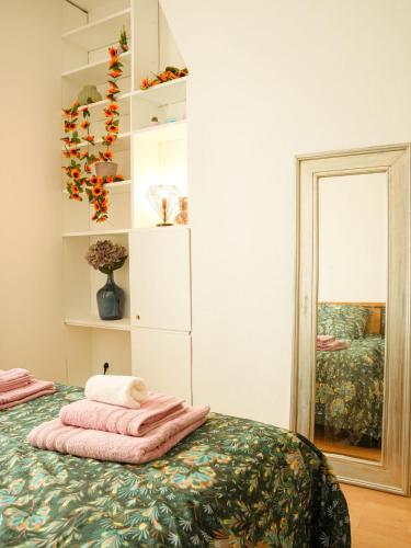 une chambre avec un lit avec des serviettes dessus dans l'établissement FLOWER - Métro à 6 minute, à Vanves