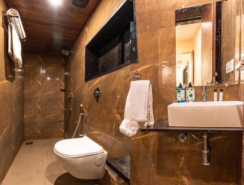 a bathroom with a toilet and a sink at Itsy Hotels Elegant in Mumbai