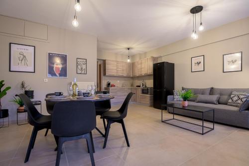 una cucina e un soggiorno con tavolo e sedie di Cosy Urban Escape a Alexandroupoli
