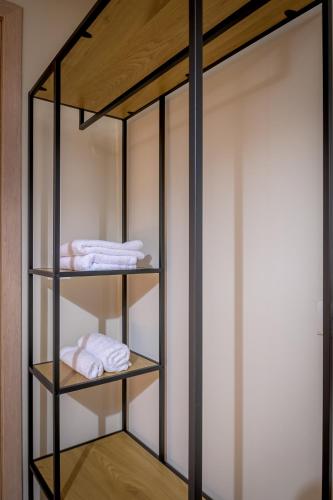 a bunk bed with three folded towels in a room at Cosy Urban Escape in Alexandroupoli