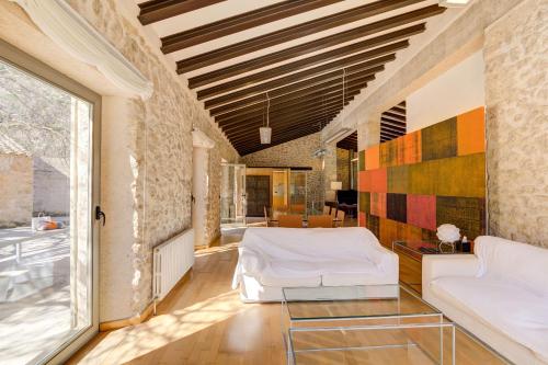 - un salon avec un canapé et une table en verre dans l'établissement Es Port by Rentallorca, à Estellencs