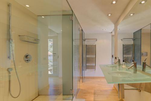 La salle de bains est pourvue de 2 lavabos et d'une douche. dans l'établissement Es Port by Rentallorca, à Estellencs