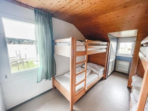 a bunk bed room with bunk beds in a cabin at Strandbad Steckborn mit Herberge, Camping & Glamping in Steckborn