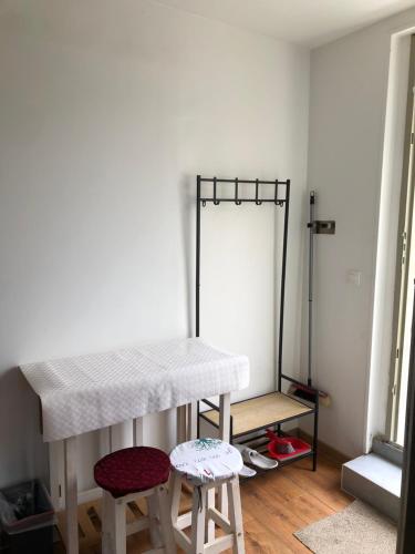 une chambre avec une table et deux tabourets dans l'établissement Logement entier, à Aussonne