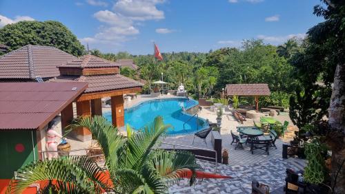 Una vista de un complejo turístico con piscina. en Butsaba Garden Resort, en San Pāyang