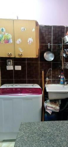 ein Bad mit einem Waschbecken und einem WC in der Unterkunft الاسكندرية للضيافة in Alexandria