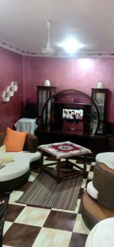 ein Wohnzimmer mit einem Sofa und einem Tisch in der Unterkunft الاسكندرية للضيافة in Alexandria