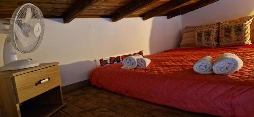 Un dormitorio con una cama con dos pares de zapatos. en UGVilla, en Arenella