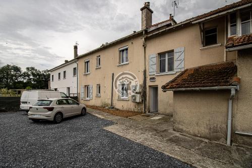 een auto geparkeerd op een parkeerplaats voor een huis bij Location appartement des Pyrénées in Bordères-sur-lʼÉchez