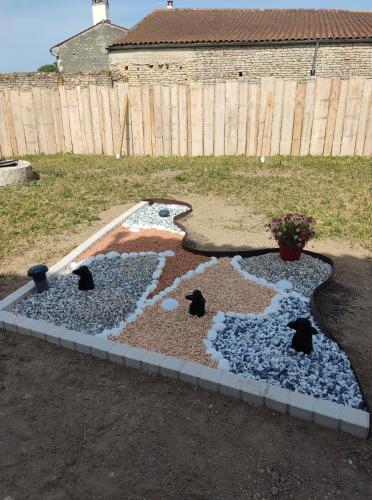 3 oiseaux dans un jardin rocheux dans une cour dans l'établissement love room La gondole du plaisir, à Saint-Pierre-dʼAmilly