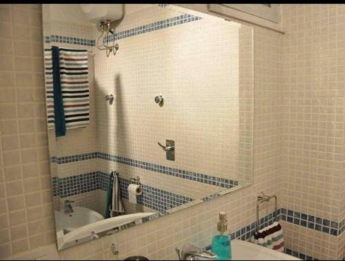 a bathroom with a mirror and a sink at CasaNostra11 centro città e mare wifi 2 camere in Trapani