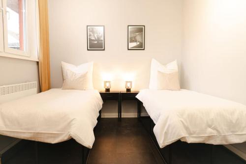 two beds sitting next to each other in a room at Industrial Apartment für 8 - Gemeinsam auf Reisen in Schwetzingen