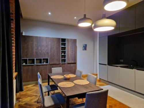 Riverside Retreat on Parkowa في فروتسواف: مطبخ وغرفة طعام مع طاولة وكراسي