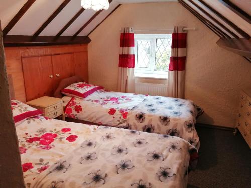 BarmstonにあるFisherman's cottageのベッドルーム1室(ベッド2台、窓付)
