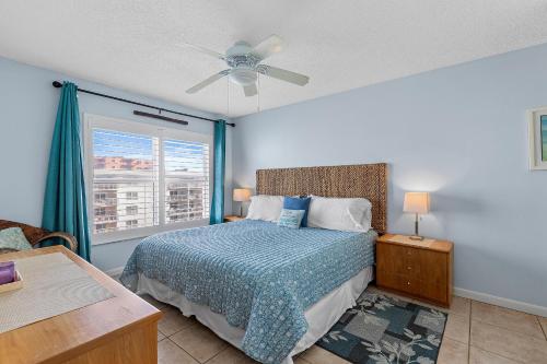 Sea Coast Gardens III 513 في نيو سميرنا بيتش: غرفة نوم مع سرير مع مروحة سقف ونافذة