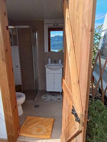 ein Badezimmer mit Toilette und Waschbecken in der Unterkunft Fox Caravan in Afionas