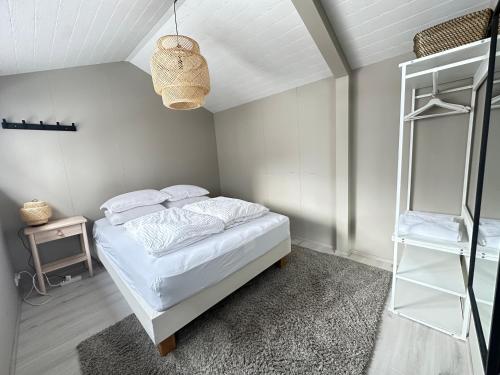 sypialnia z białym łóżkiem i drabiną w obiekcie Luxary Holiday Home in Akureyri - Birta Rentals w Akureyri