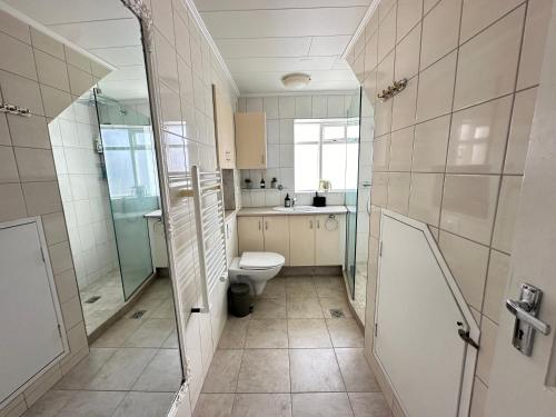 W łazience znajduje się toaleta, umywalka i lustro. w obiekcie Luxary Holiday Home in Akureyri - Birta Rentals w Akureyri