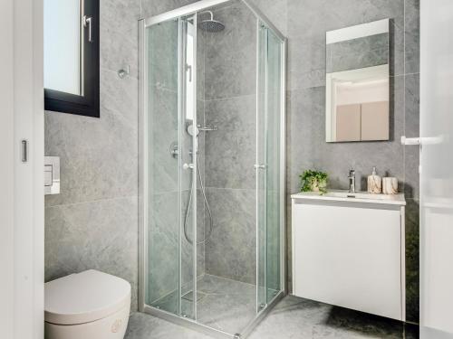 een badkamer met een douche, een toilet en een wastafel bij Sanders Crystal 1 in Limassol