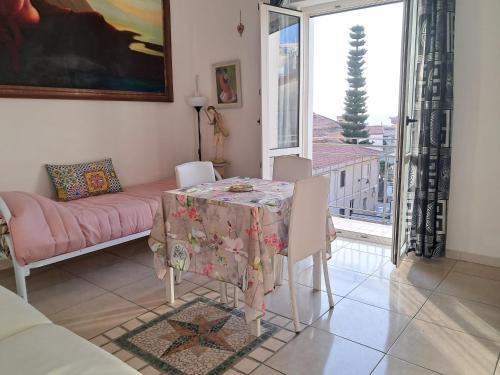 un soggiorno con tavolo e divano di Enza Vacanze a Santa Maria di Castellabate