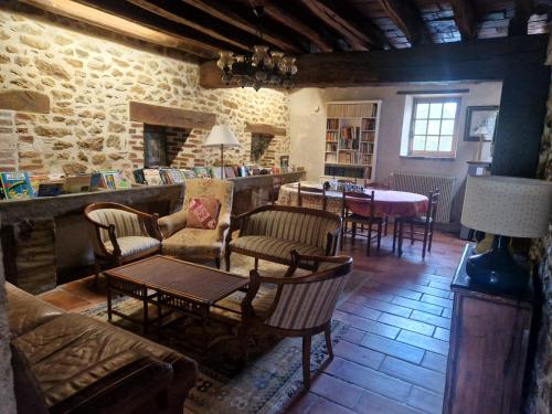 uma sala de estar com sofás e cadeiras e uma mesa em Ferme équestre & Chambres d'hôtes Gateau Stables proche Guédelon em Saint-Amand-en-Puisaye