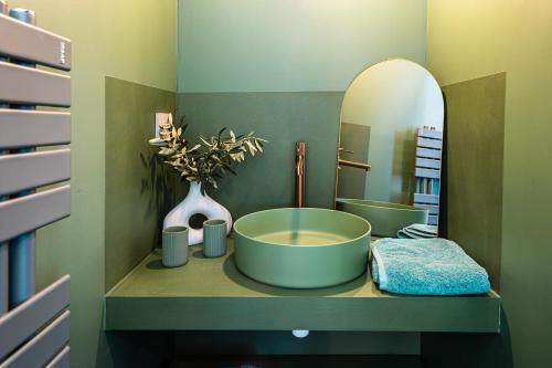 La salle de bains est pourvue d'un grand lavabo et d'un miroir. dans l'établissement La Re-Source, à Alleins