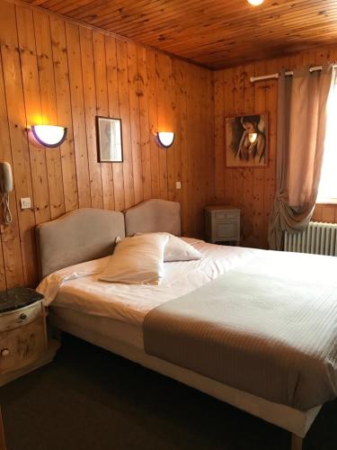 Кровать или кровати в номере Hôtel La Vallée