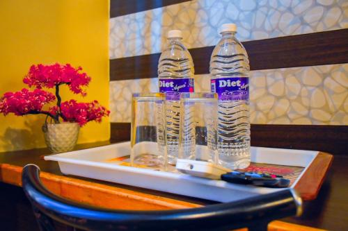 dos botellas de agua en una bandeja sobre una mesa en MSP Grands Inn, en Madurai