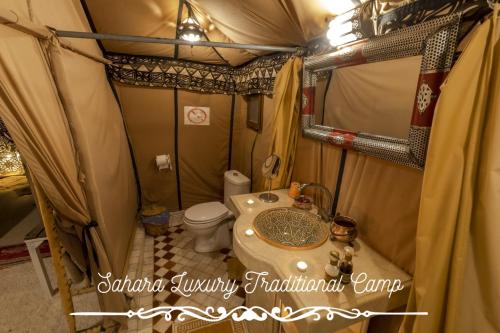 Vannituba majutusasutuses Merzouga luxury traditional camp